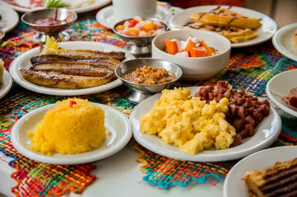 diversas comidas típicas sob a mesa